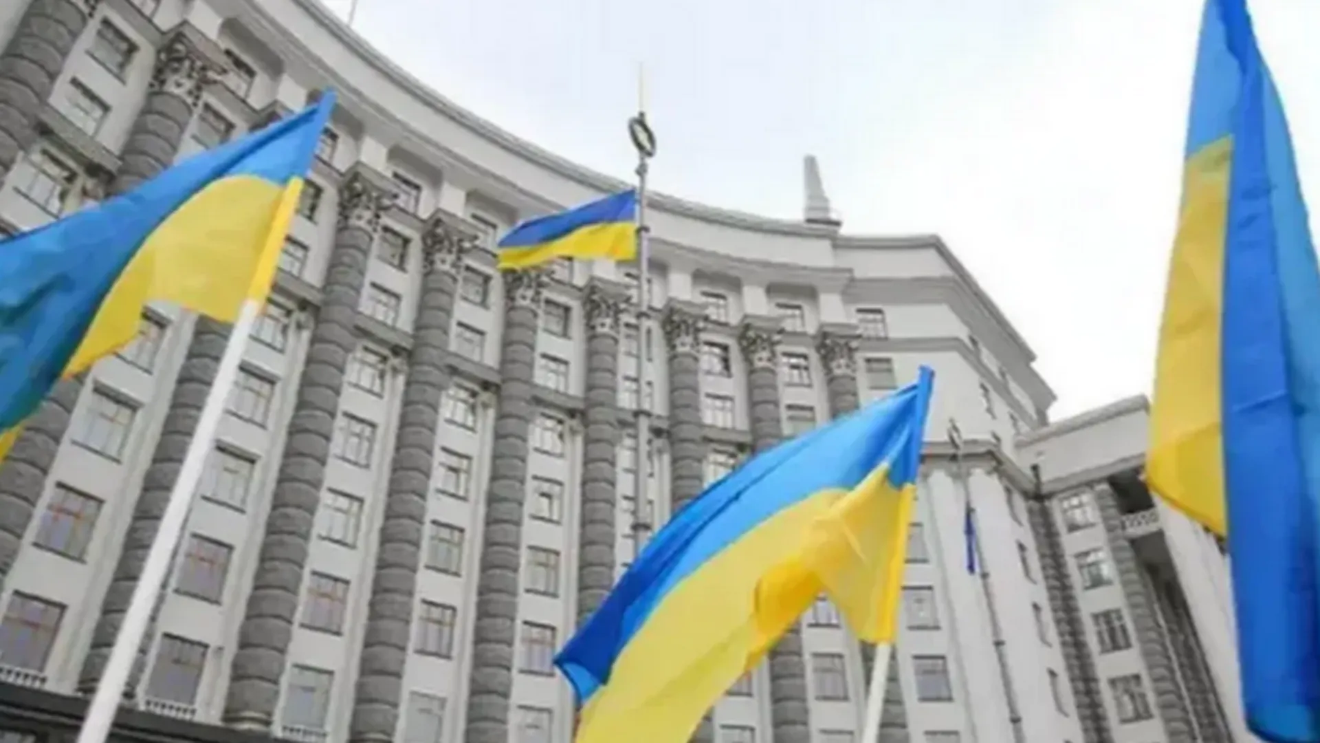 Зарплаты украинских топ-чиновников превысили десятки тысяч долларов