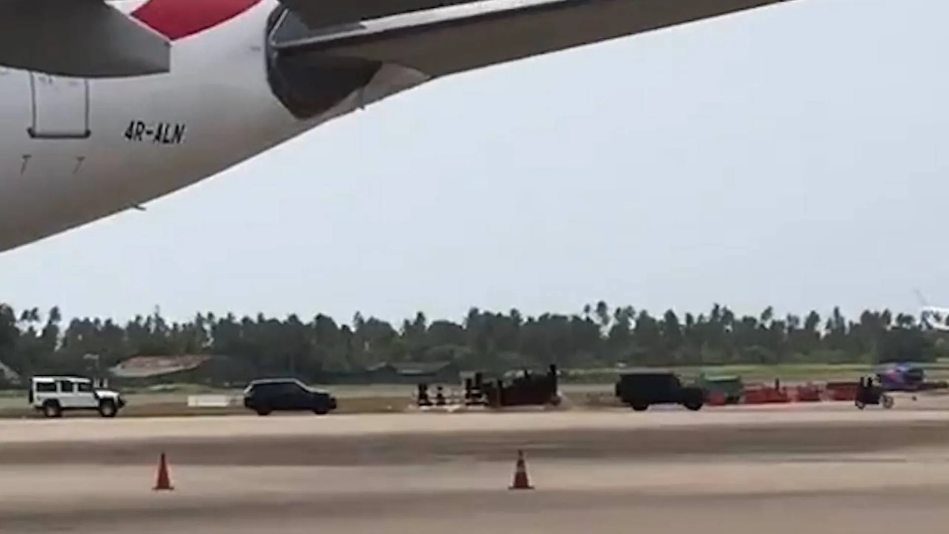 Президент Шри-Ланки попытался вылететь из страны. Видео