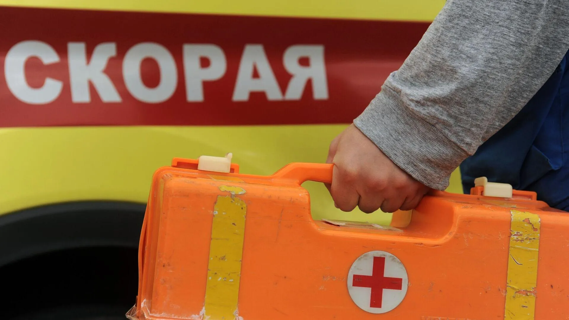 В Москве 300-килограммовую женщину с помощью спасателей доставили к машине скорой
