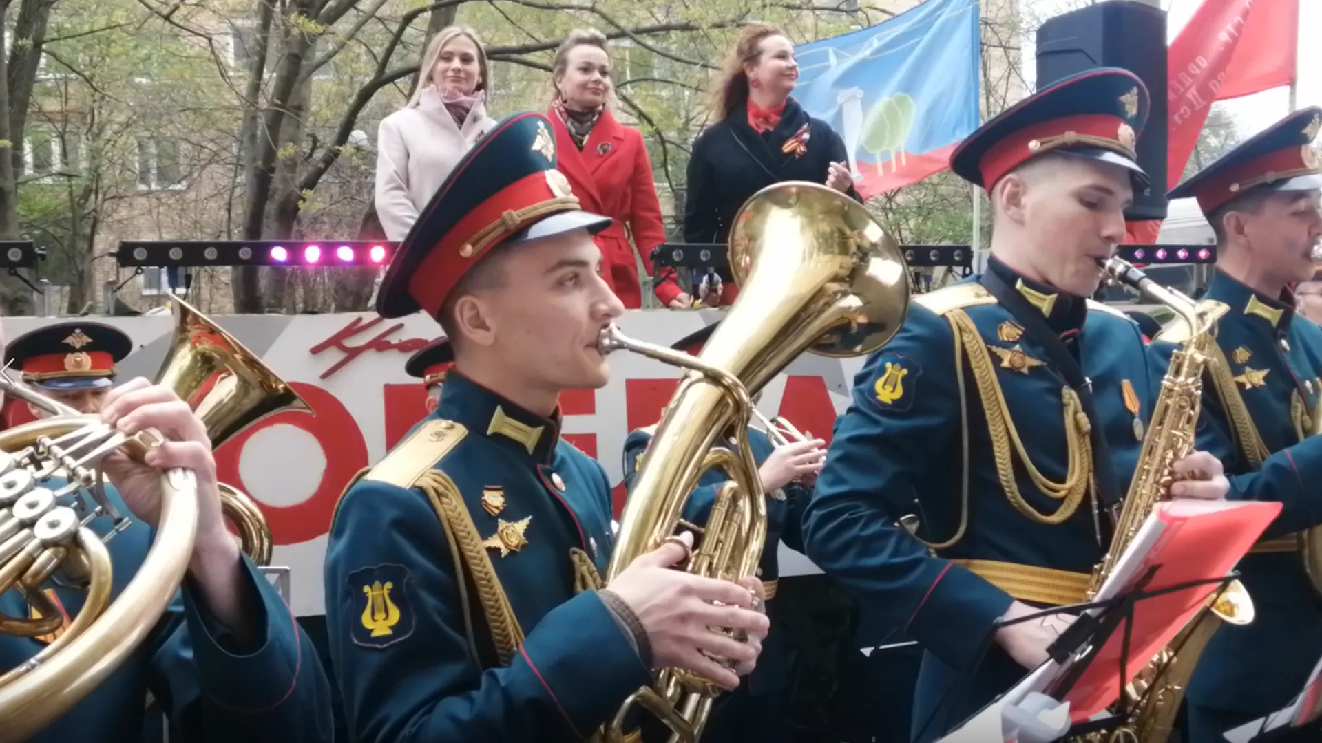 Подмосковного ветерана с оркестром поздравили с Днем защитника Отечества