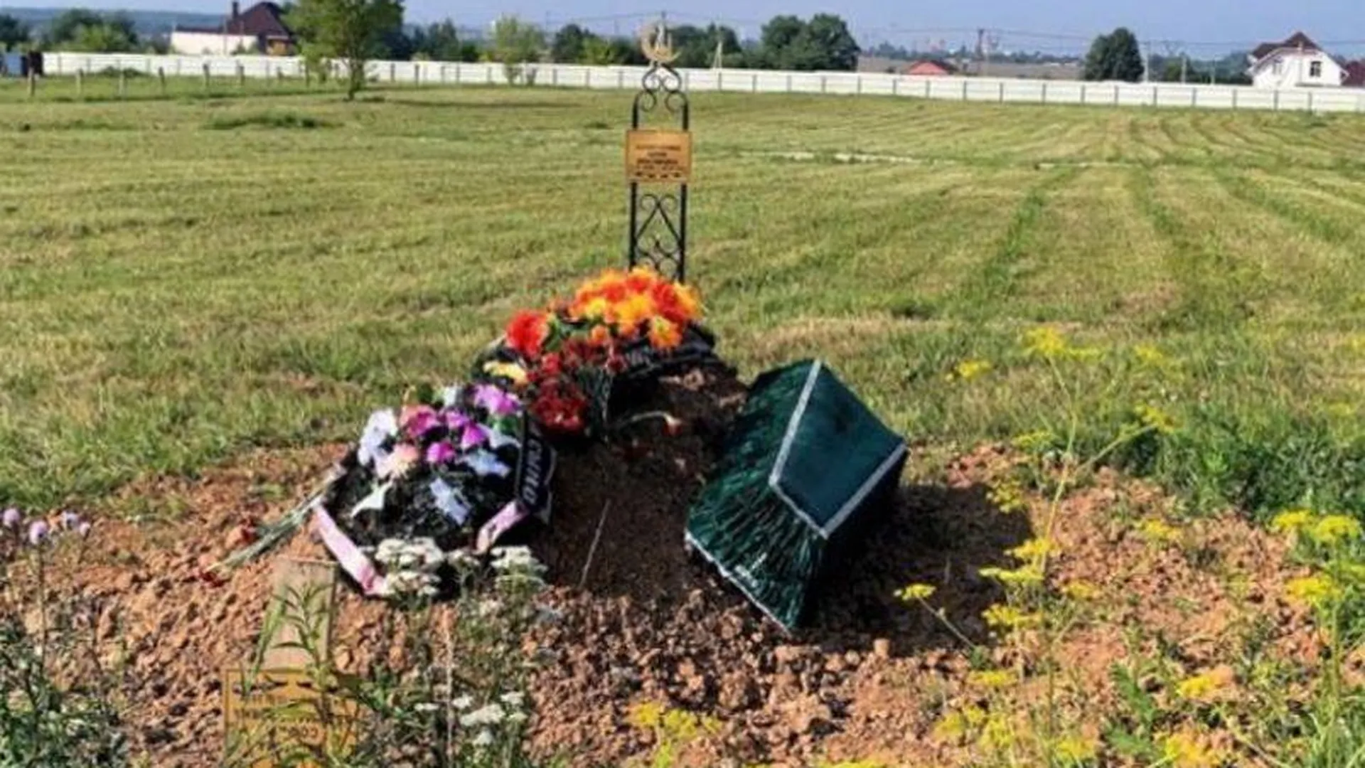 Откинутая крышка гроба на свежей могиле шокировала жителя Серпухова