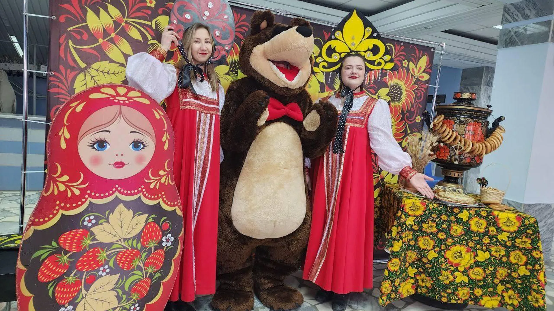Избирателей на участке в Можайске встретили девушки в русских народных костюмах