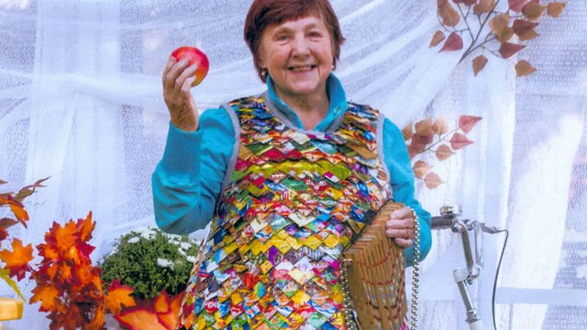 Пенсионерка из Щелкова сшила платье из 2,5 тысяч фантиков