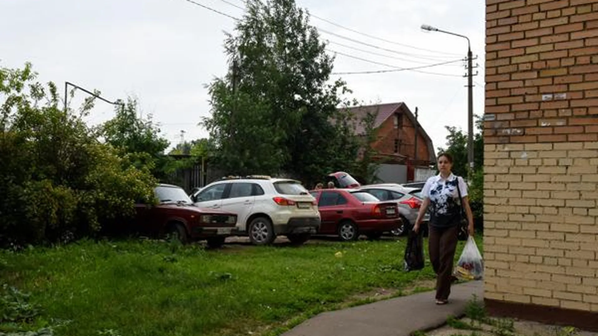 На 150 тысяч рублей оштрафовали водителей Коломенского района за парковку на газонах