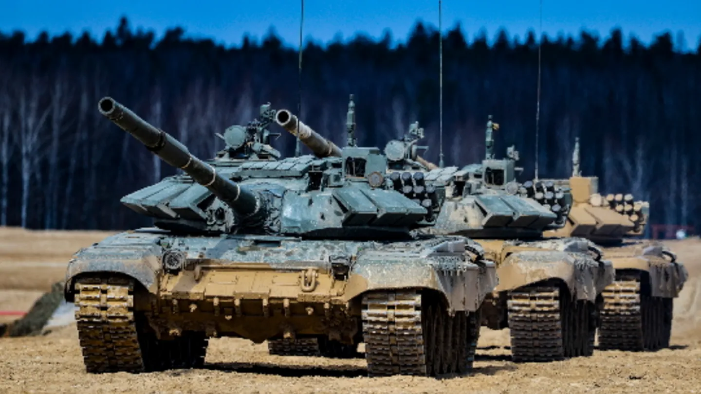 Навел танк. Т-90м «прорыв» и т-80 БВМ,. Эшелон танков т-90м. Танк т90 прорыв. Т-90 прорыв.