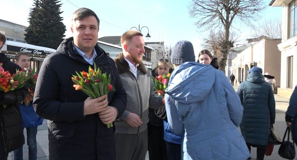 Игорь Сухин в честь 8 Марта подарил букеты жительницам Богородского округа на центральной площади Ногинска