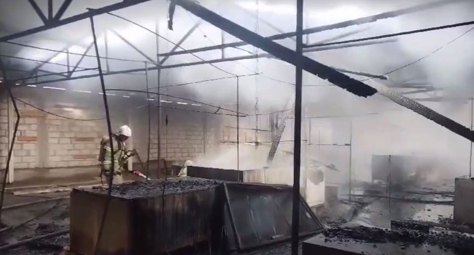 Огнеборцы МЧС ликвидировали открытое горение на рынке в Кабардино-Балкарии