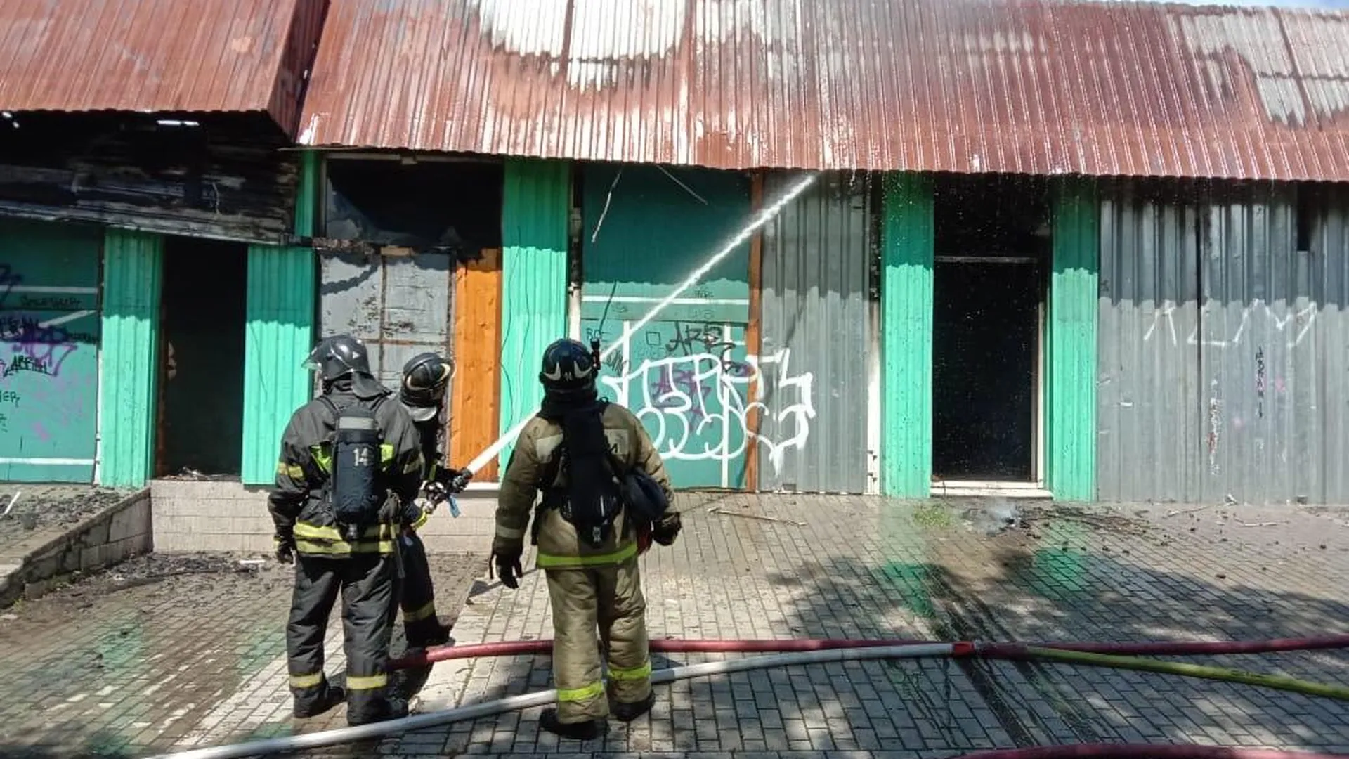 Заброшенный магазин сгорел на востоке Москвы. Видео