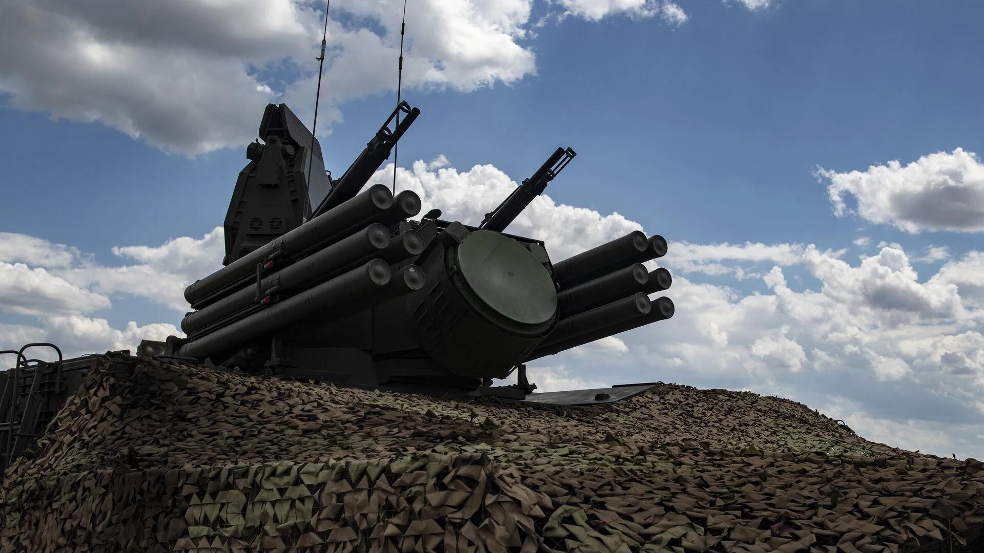 Громкие звуки в Севастополе объяснили работой ПВО