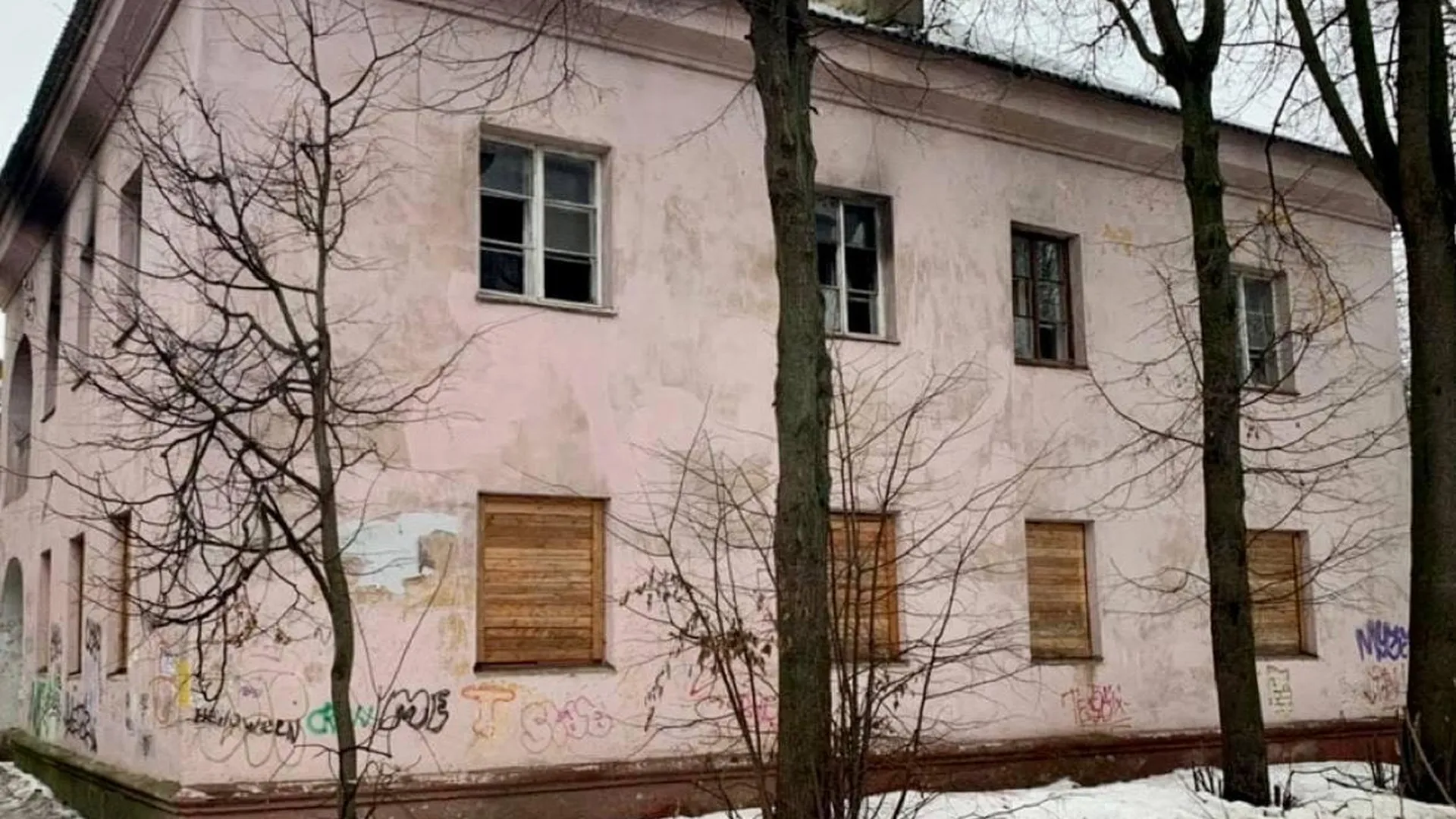Аварийный жилой дом снесли на Советской улице в Бронницах