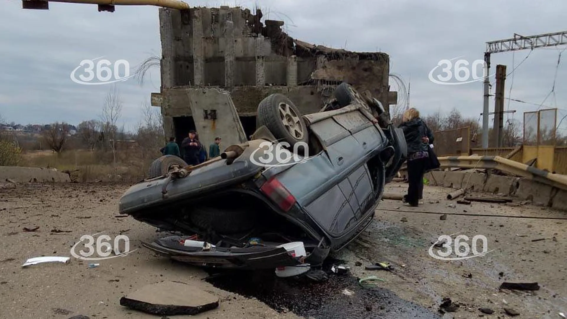 Мост с автомобилями обрушился в Вязьме