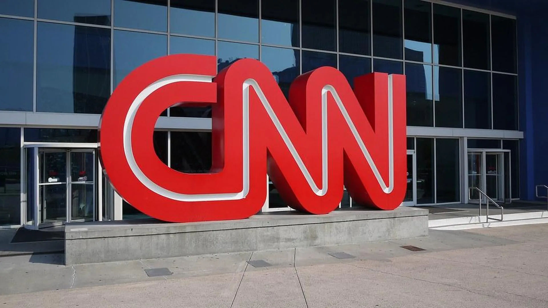 Власти Украины лишили аккредитации журналистов CNN и SkyNews после репортажей из Херсона