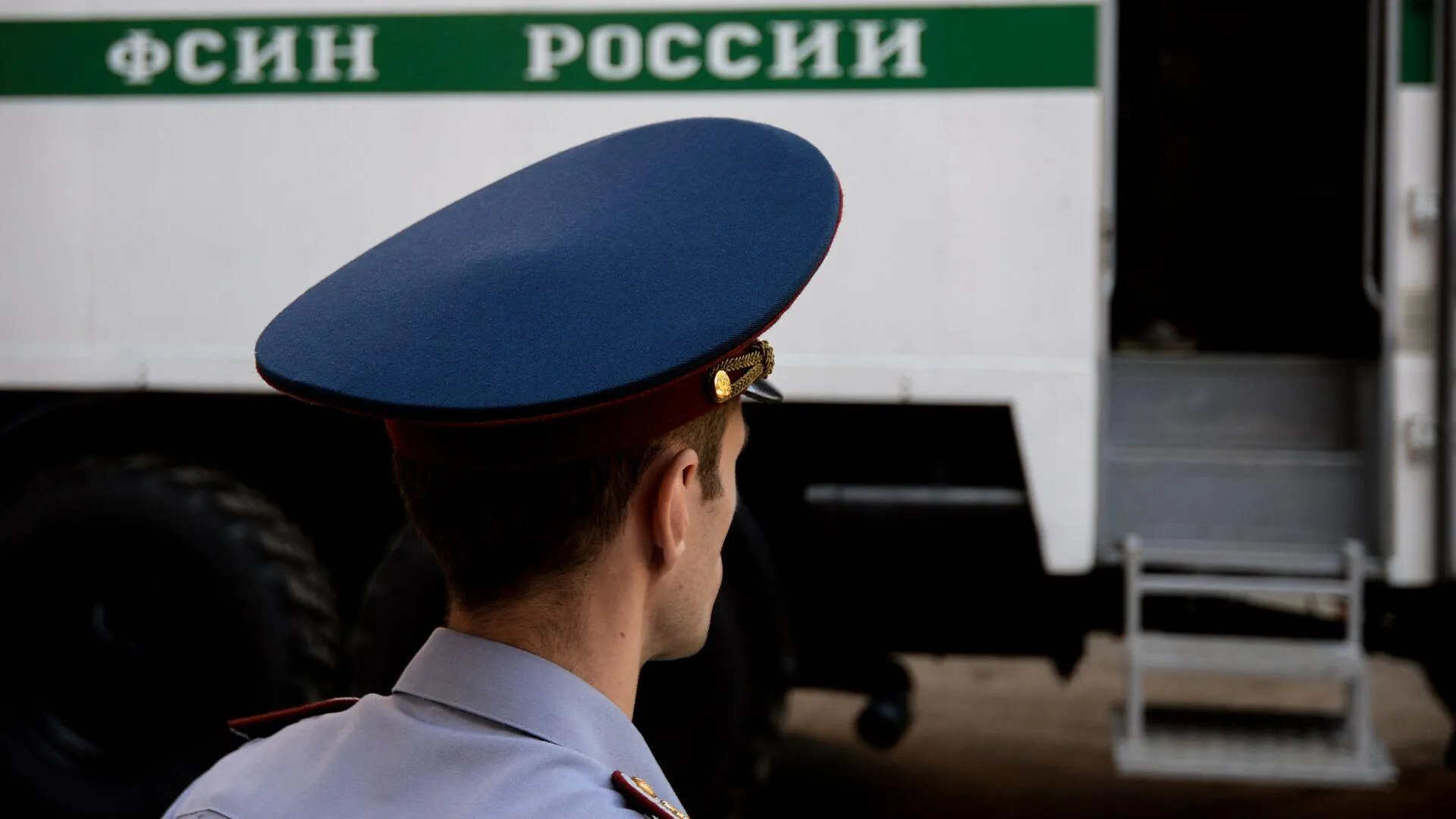 Вор-рецидивист в Сургуте по пути в суд сбежал от двух конвоиров