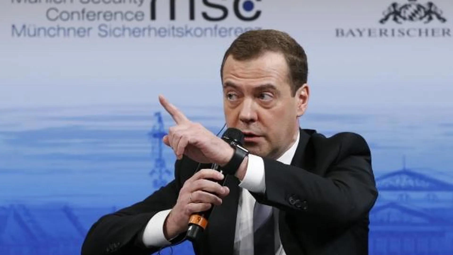 Медведев: мы скатились во времена новой холодной войны