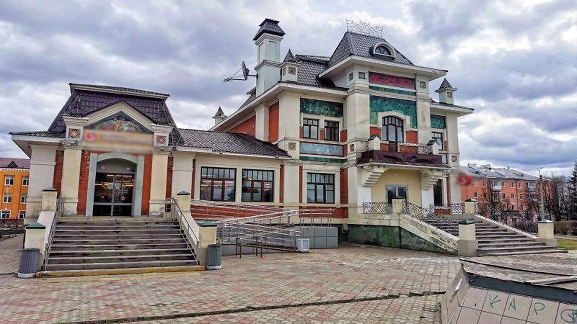 Продуктовый магазин в шикарном особняке поразил туристов в Хотьково