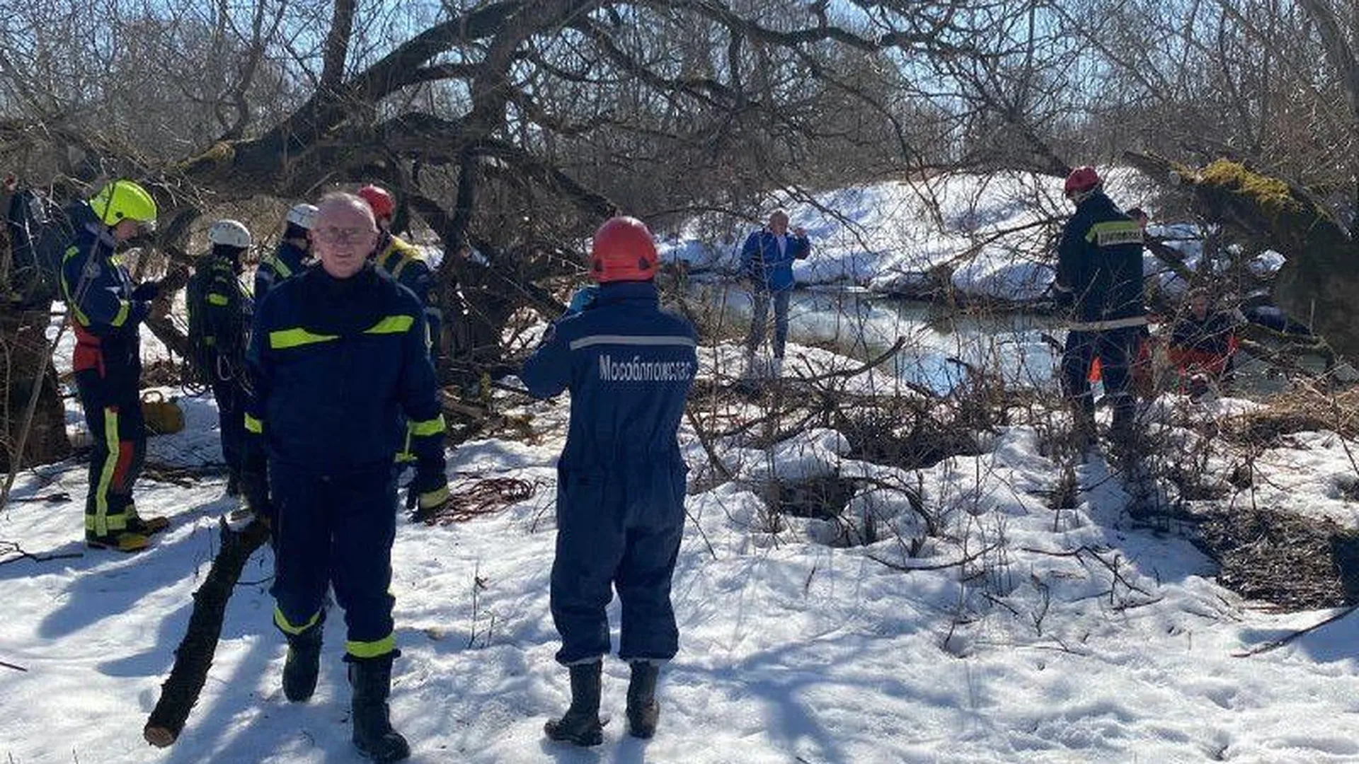Дмитровские спасатели убрали завалы на реках Яхрома и Сестра