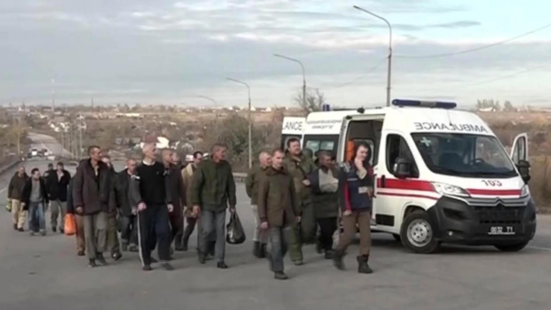 Российские военнослужащие, находившиеся в украинском плену, во время обмена военнопленными