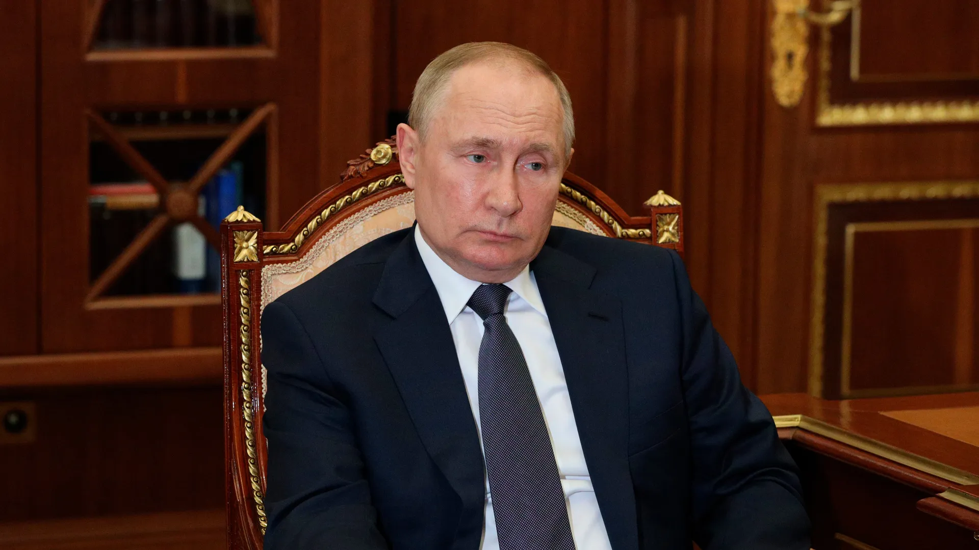 Макрон: приглашение Путина на саммит G20 стоит обсудить с другими странами