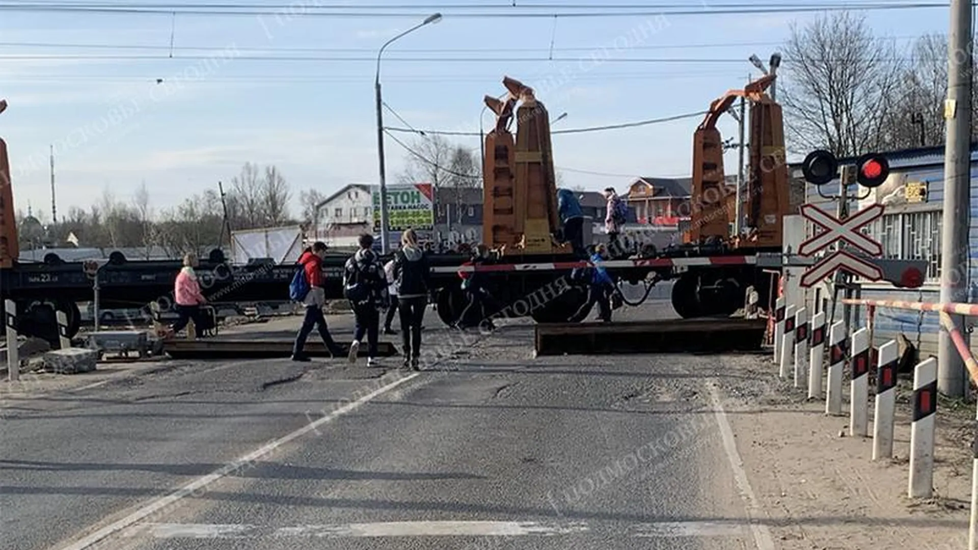 После инцидента со школьниками, перелезающими состав, в Новопетровском держурит ГИБДД