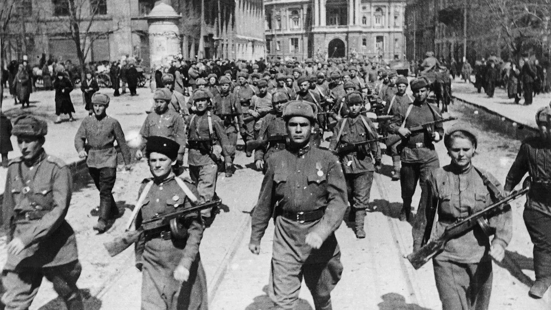 Части Красной армии проходят по улицам освобожденной Одессы 10 апреля 1944 года