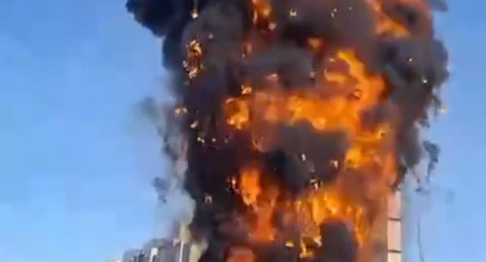Крупный пожар произошел в строящемся многоквартирном доме в Твери