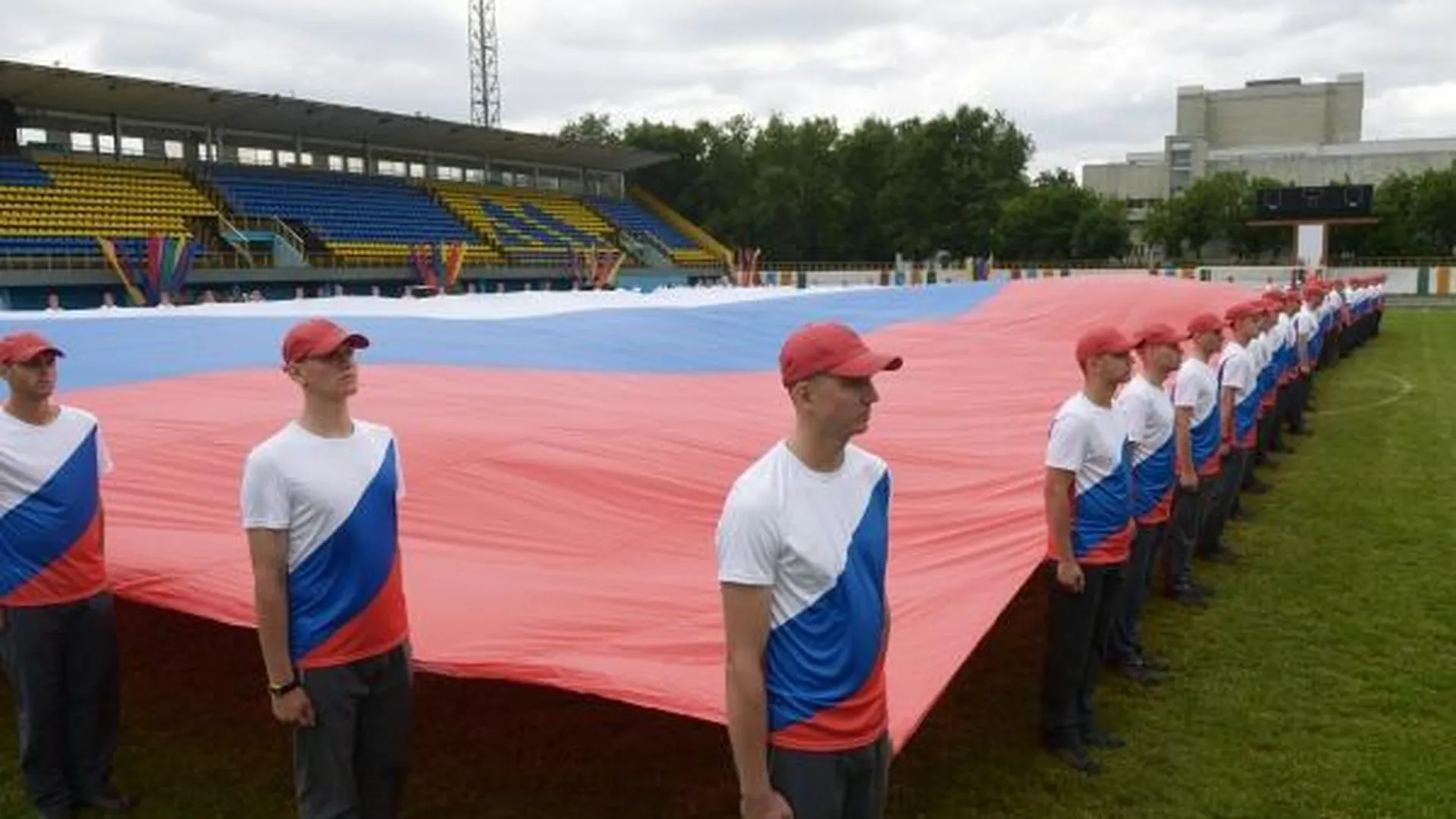 Российский флаг в 1000 кв. м развернули в Одинцово