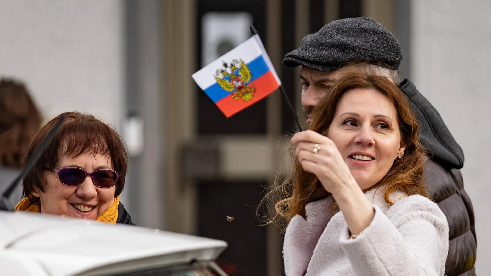 Женщина вн выбороах президента России в Германии. Фото: IMAGO/BEAUTIFUL SPORTS/Derix