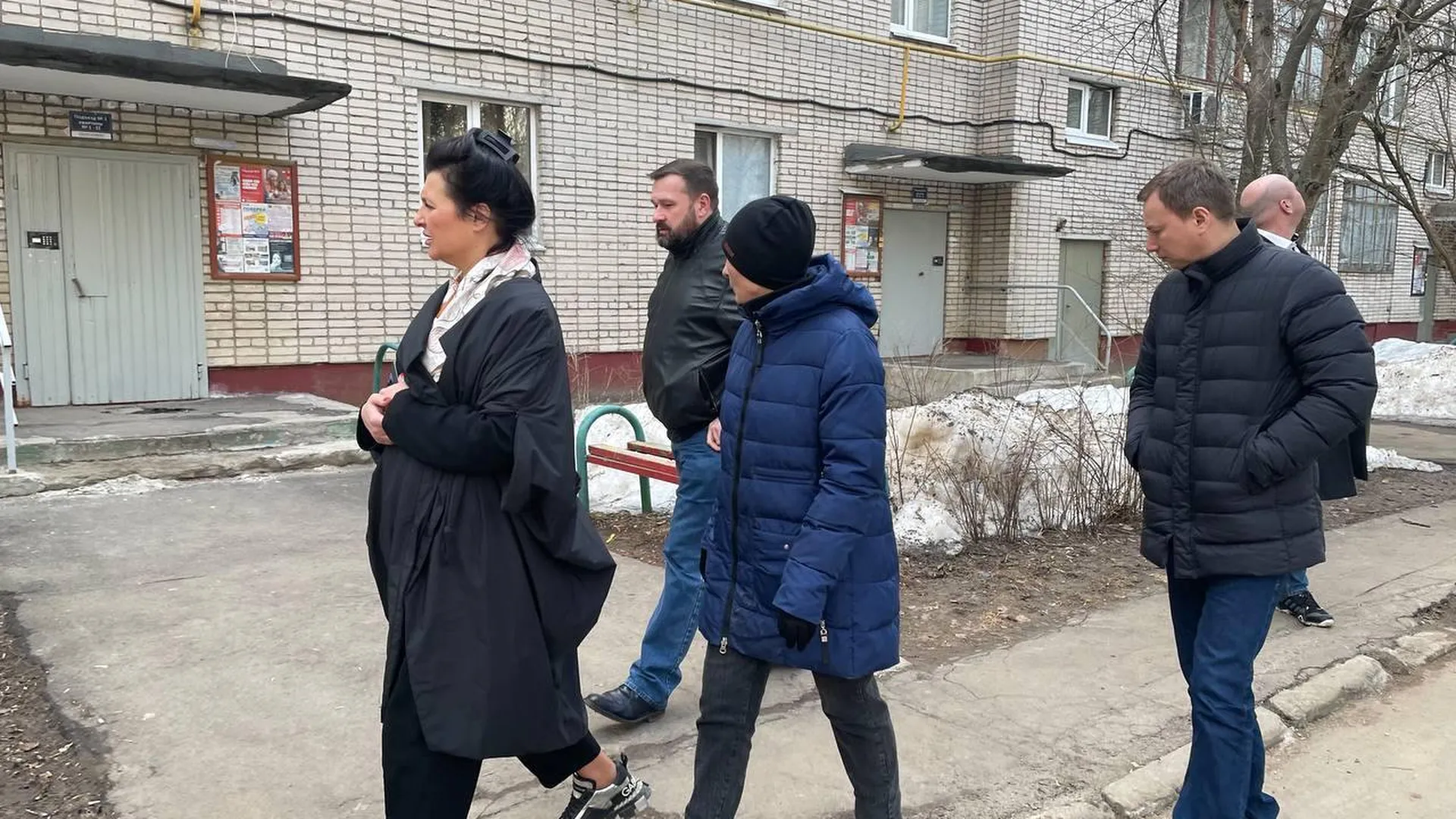 Глава Лобни Анна Кротова обсудила работу управляющей компании с жителями улицы Победы