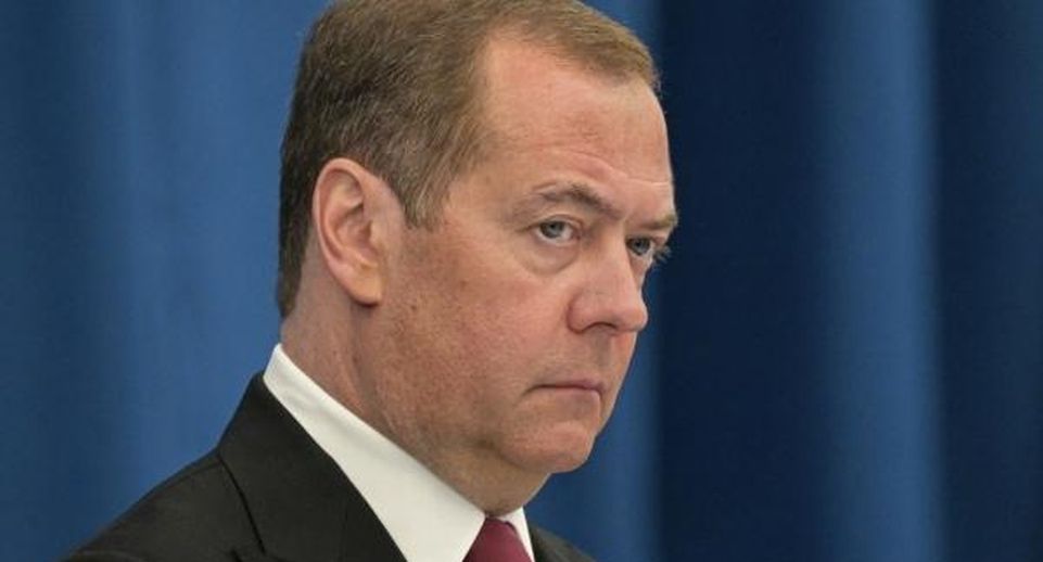 Медведев: дипотношения испортятся из-за отказа послов ЕС от встречи с Лавровым
