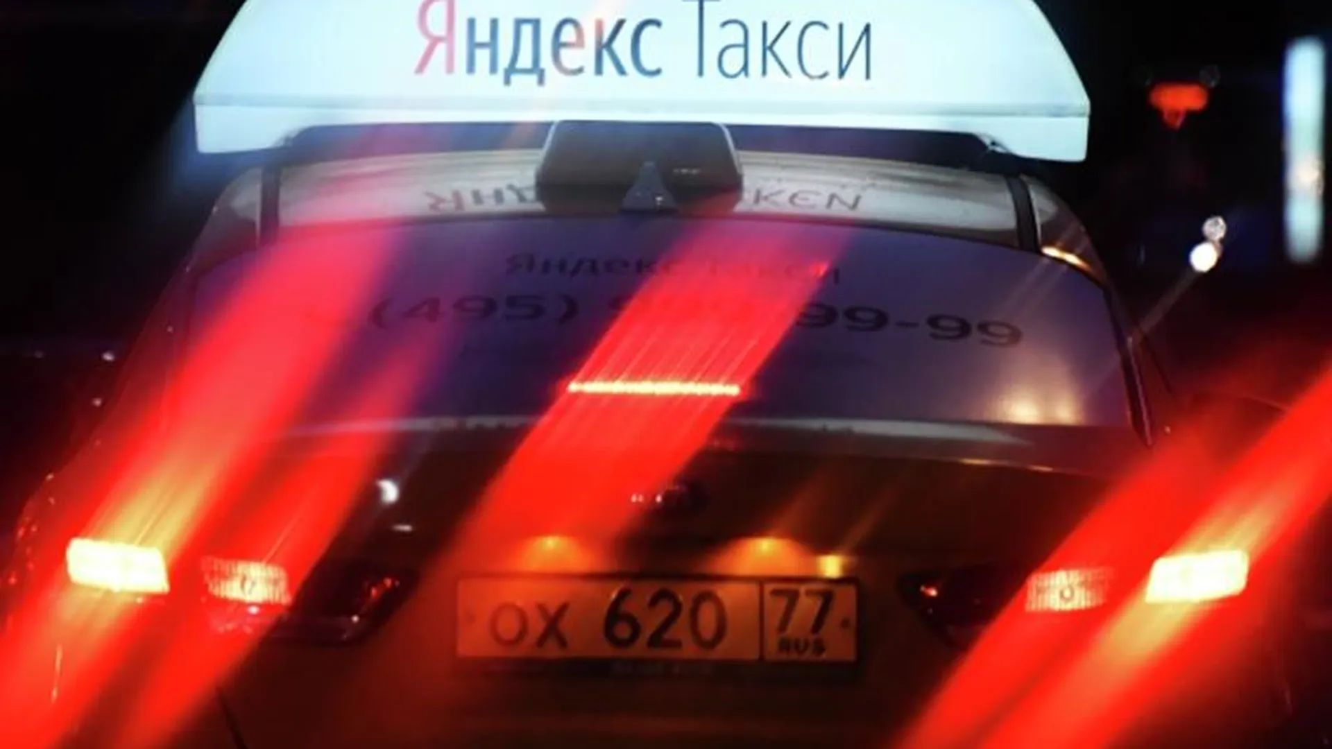 Мать с двумя детьми сменила за рулем спящего таксиста в Подмосковье