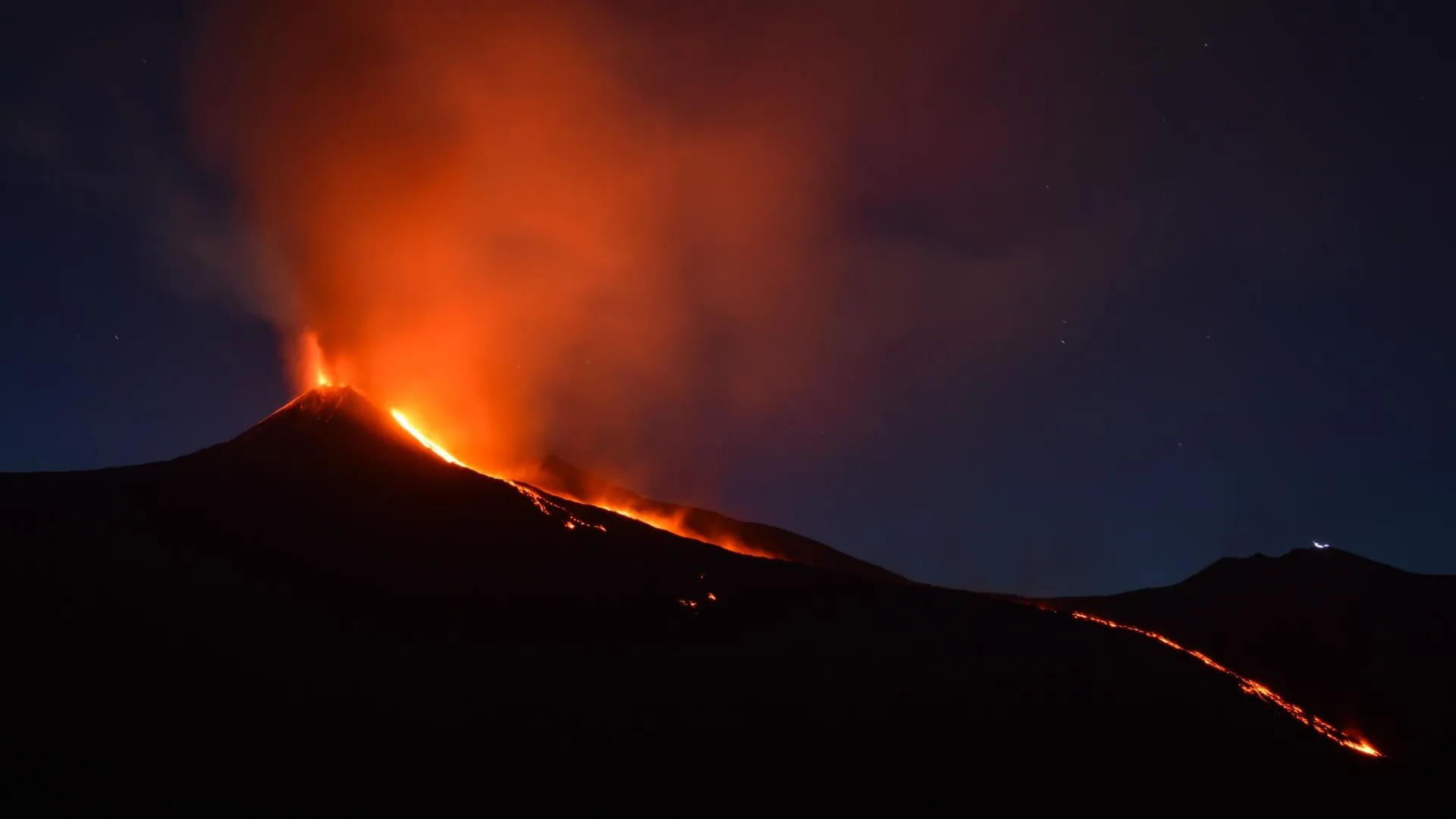 Более 10 человек погибли при извержении вулкана в Индонезии