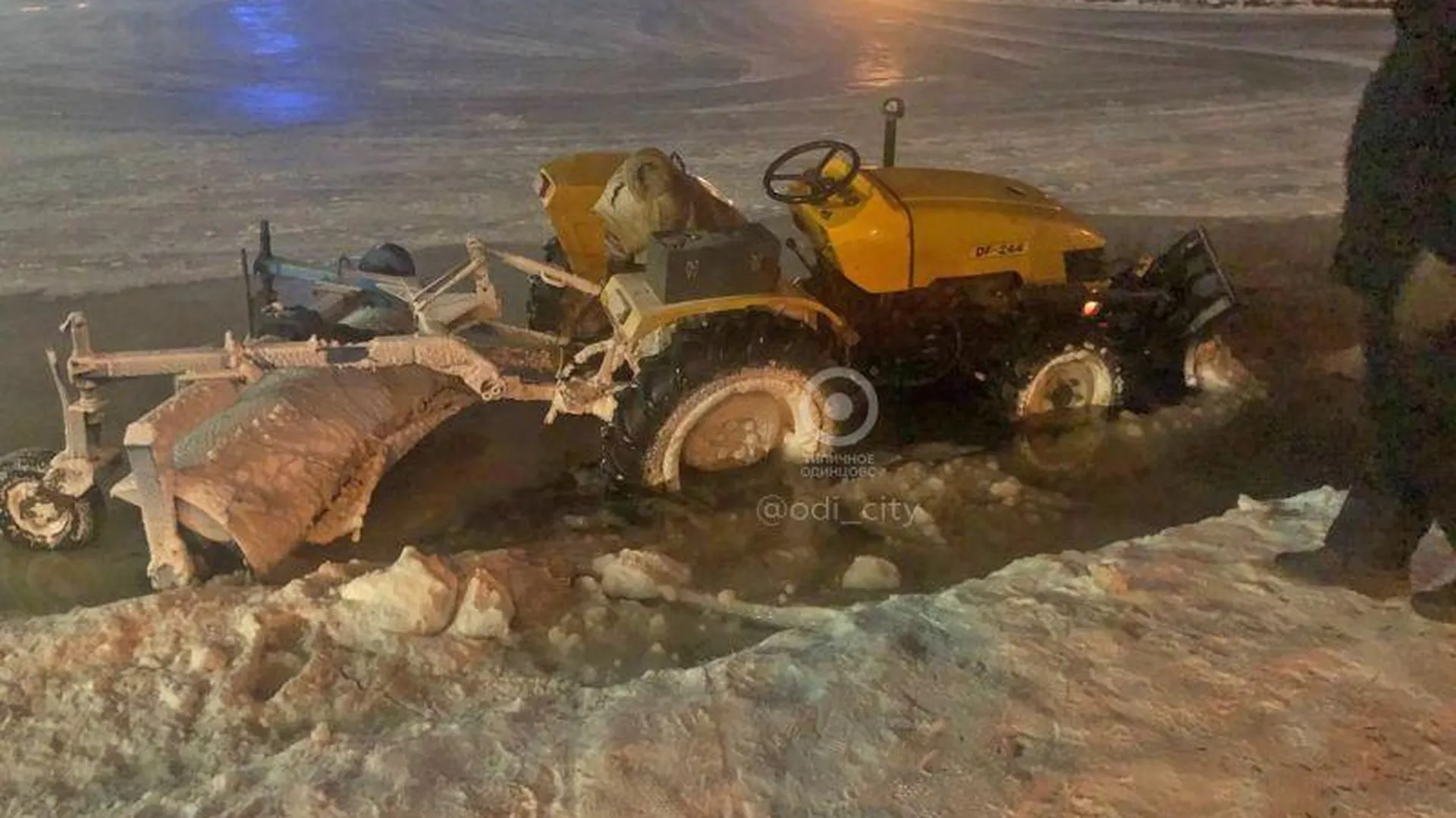 В Одинцово под лед провалился трактор