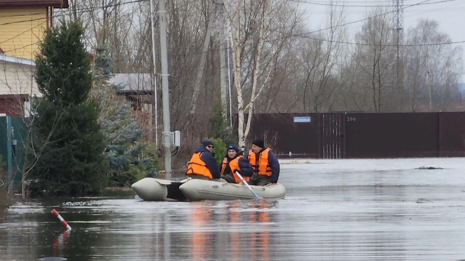 Спасатели помогают жителям СНТ «Золотая подкова» в Воскресенске во время паводка