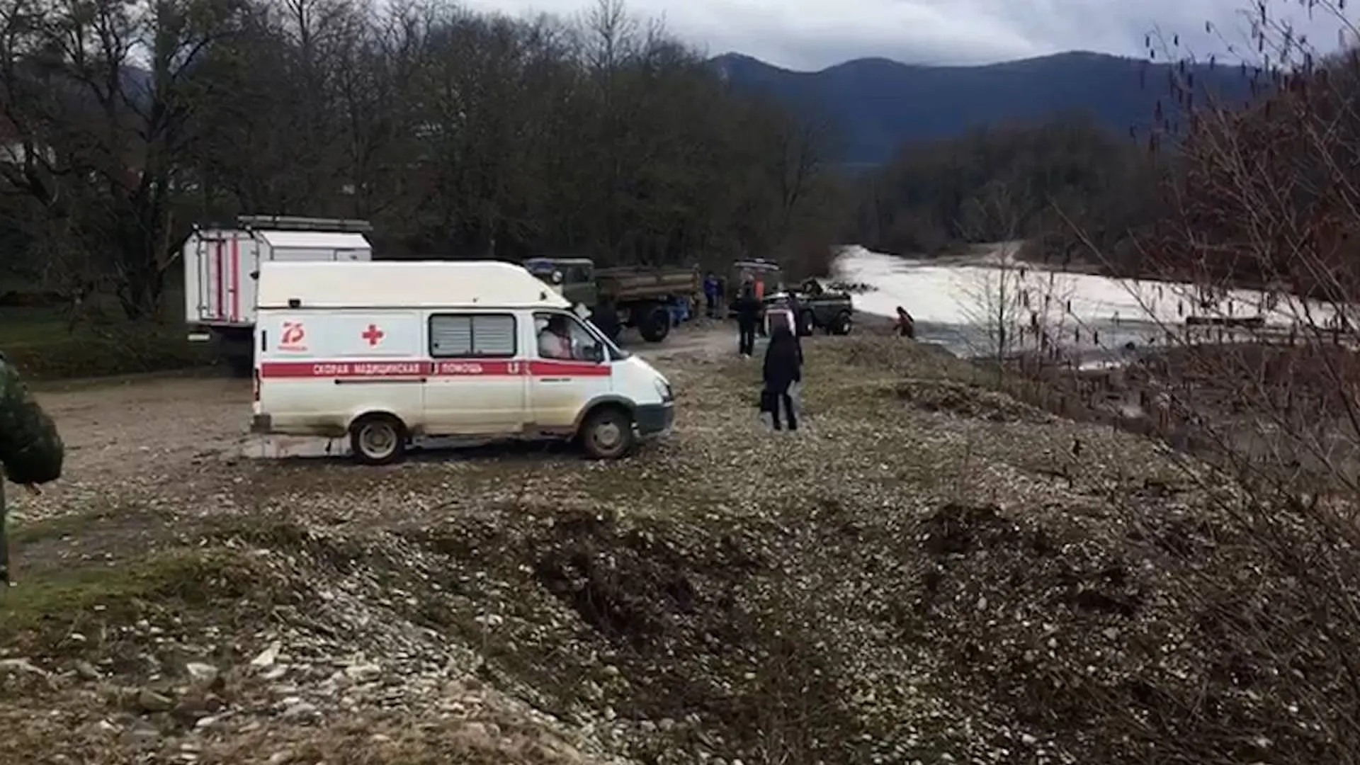 Появилось видео с места падения машины в реку на Кубани