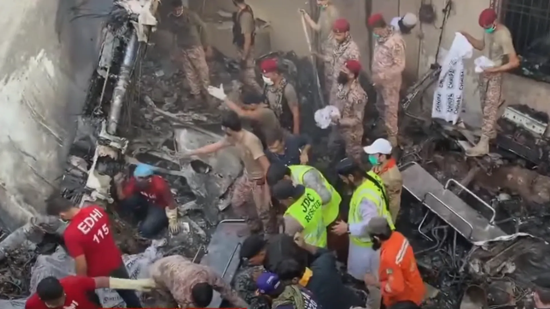 Самолет в Пакистане рухнул на жилой квартал, но обошлось без жертв на земле — Минздрав