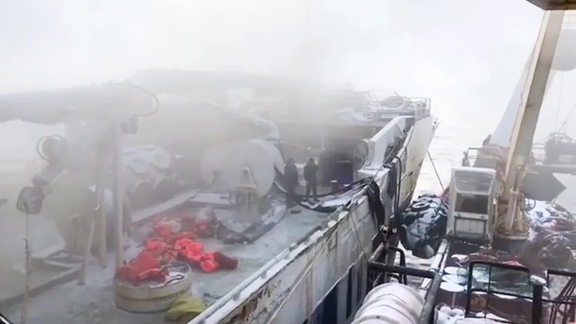 Энигма астралис судно пожар. Пожар на БМРТ В Охотском море. Пожар на корабле в Охотском море. Пожар на рыболовецком траулере мастер. Пожар на траулере