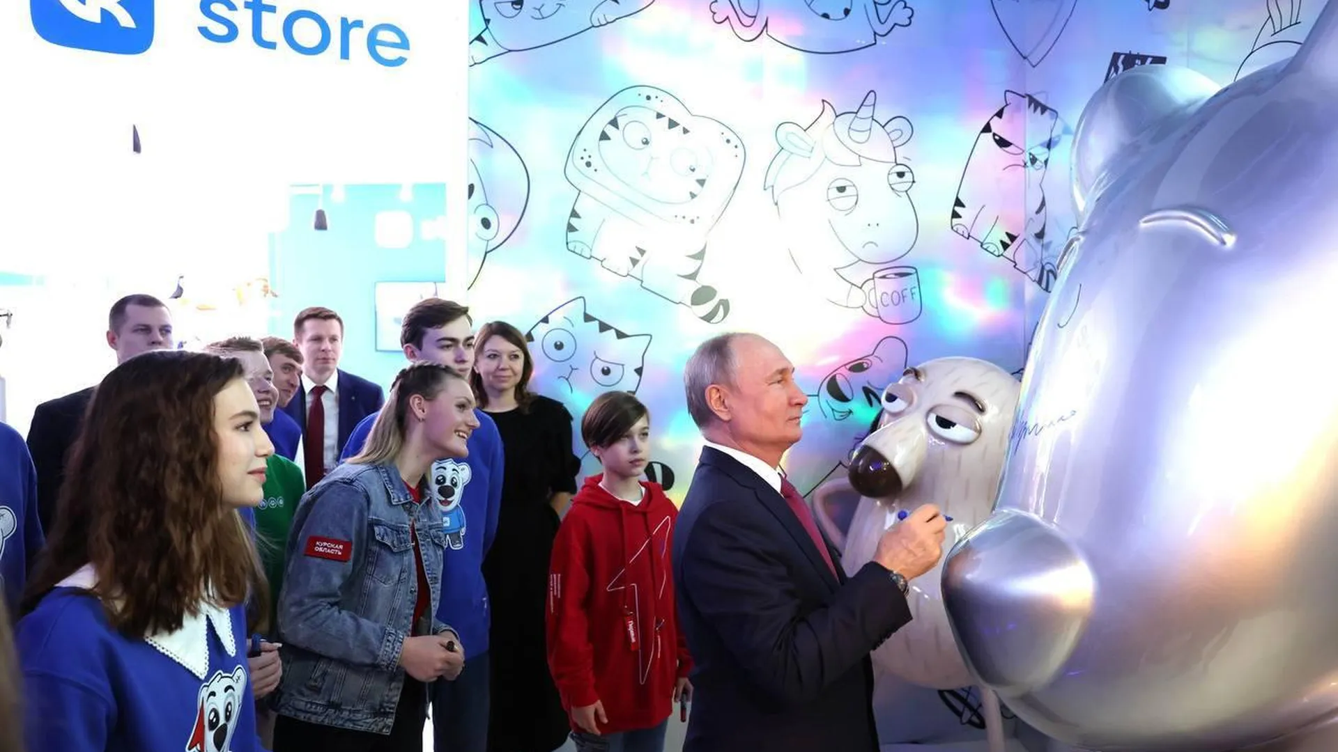 Юный блогер из Химок представил Владимиру Путину свой видеопроект о профессиях на выставке «Россия»