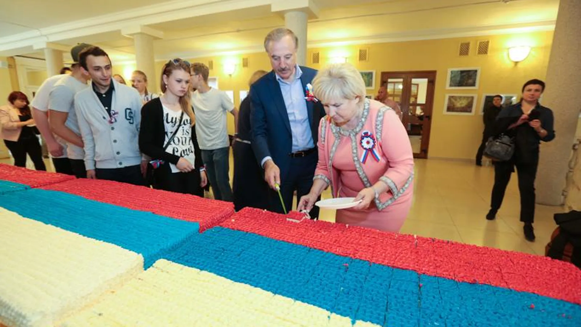 В честь Дня России люберецкие кондитеры испекли огромный торт в виде флага РФ