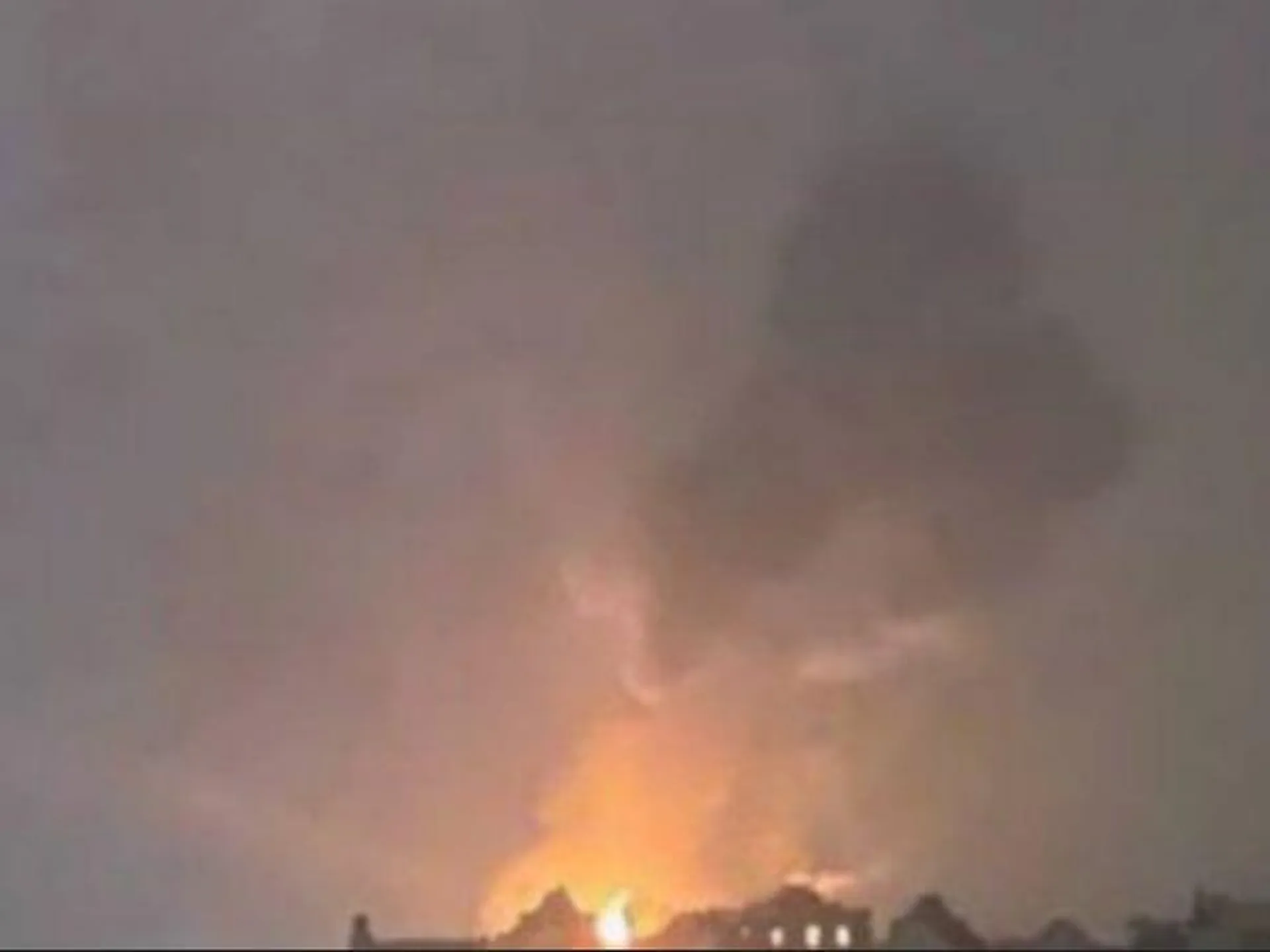 Shot передает о взрывах в районе нефтебазы под Смоленском, видно сильное зарево и дым