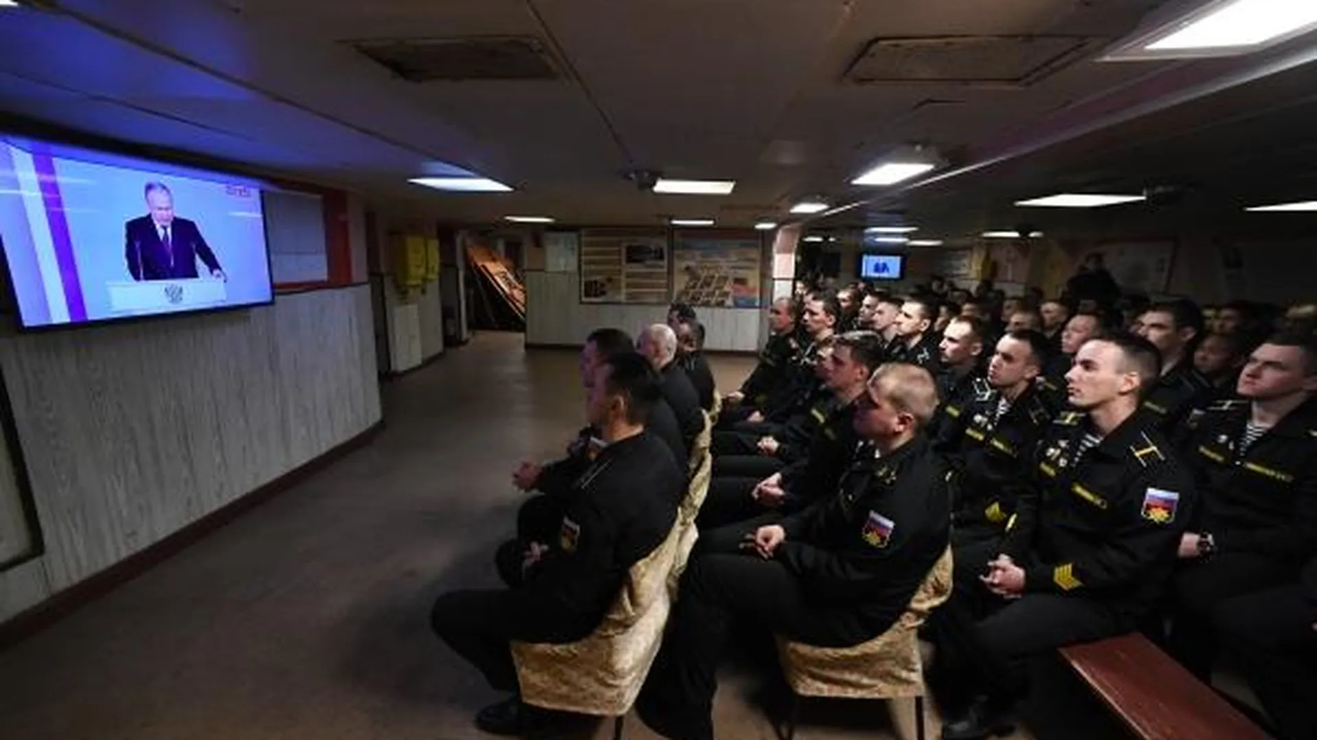 Военные моряки гвардейского ракетного крейсера «Варяг» смотрят трансляцию послания Путина Федеральному собранию