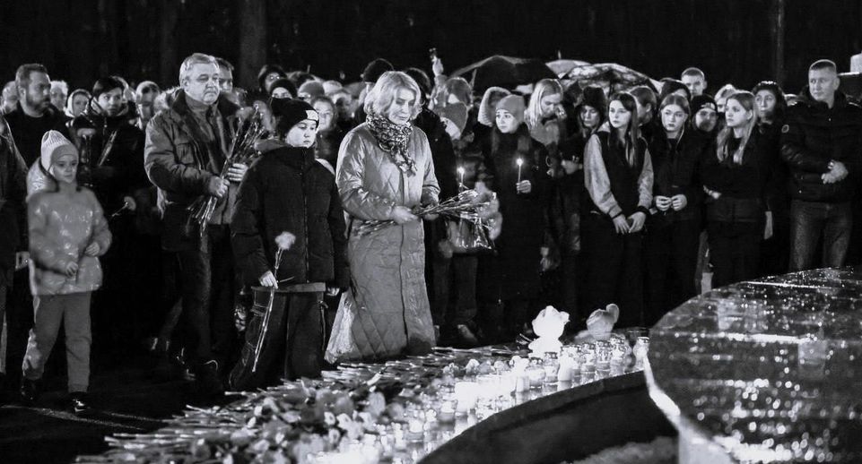 Жители Мытищ почтили память погибших при теракте в Crocus City Hall на акции в парке Мира