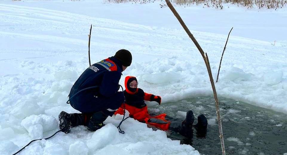 Работники «Мособлпожспаса» провели практические занятия на льду для студентов в Солнечногорске
