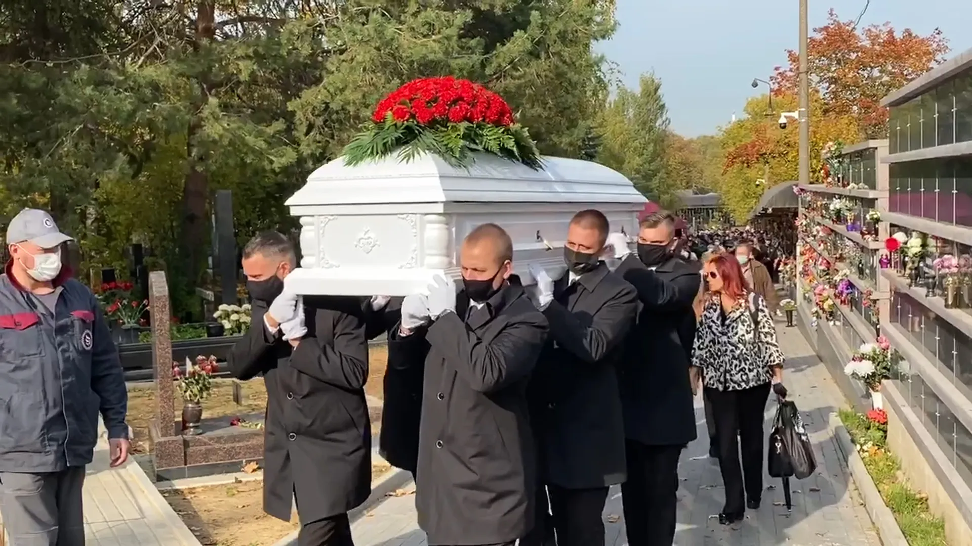 Как проходят похороны в москве. Похороны Максима Марцинкевича. Гроб Максима Марцинкевича. Роланд охиссон похороны.