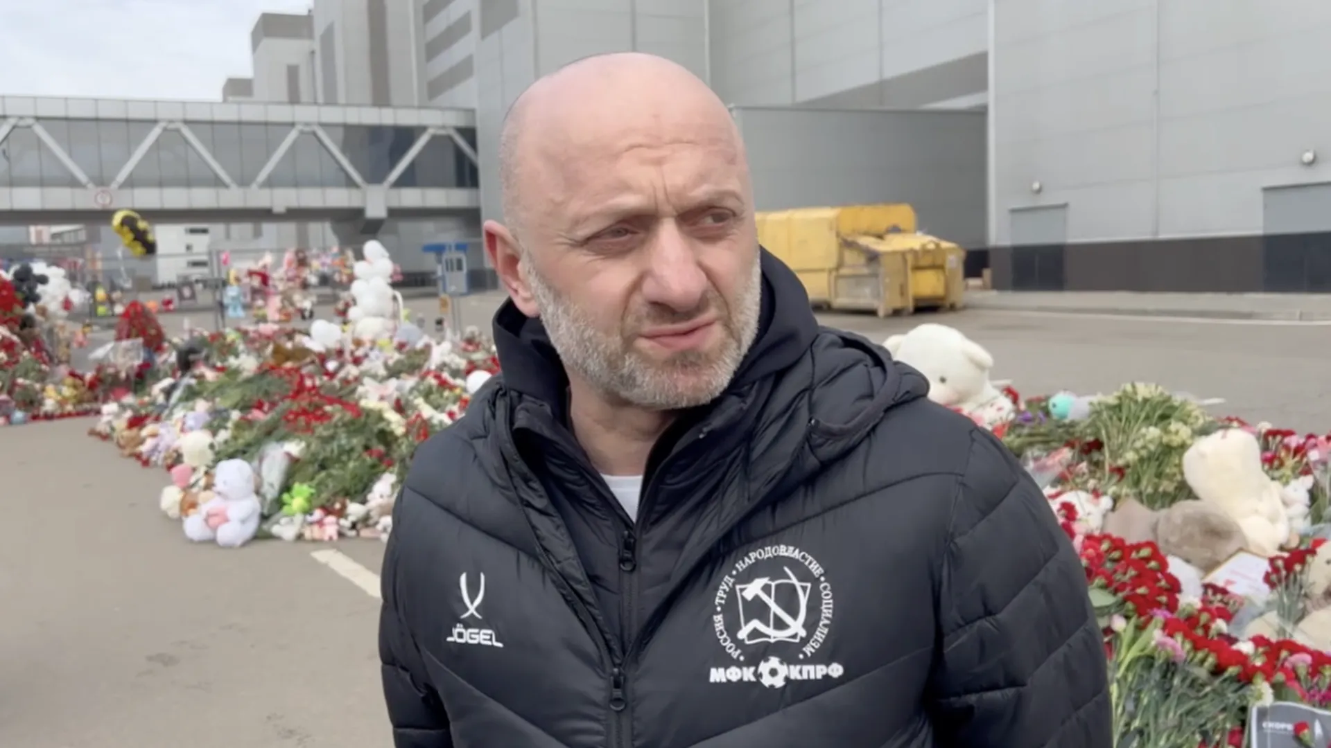 Спортсмены МФК КПРФ возложили цветы к мемориалу у «Крокуса»
