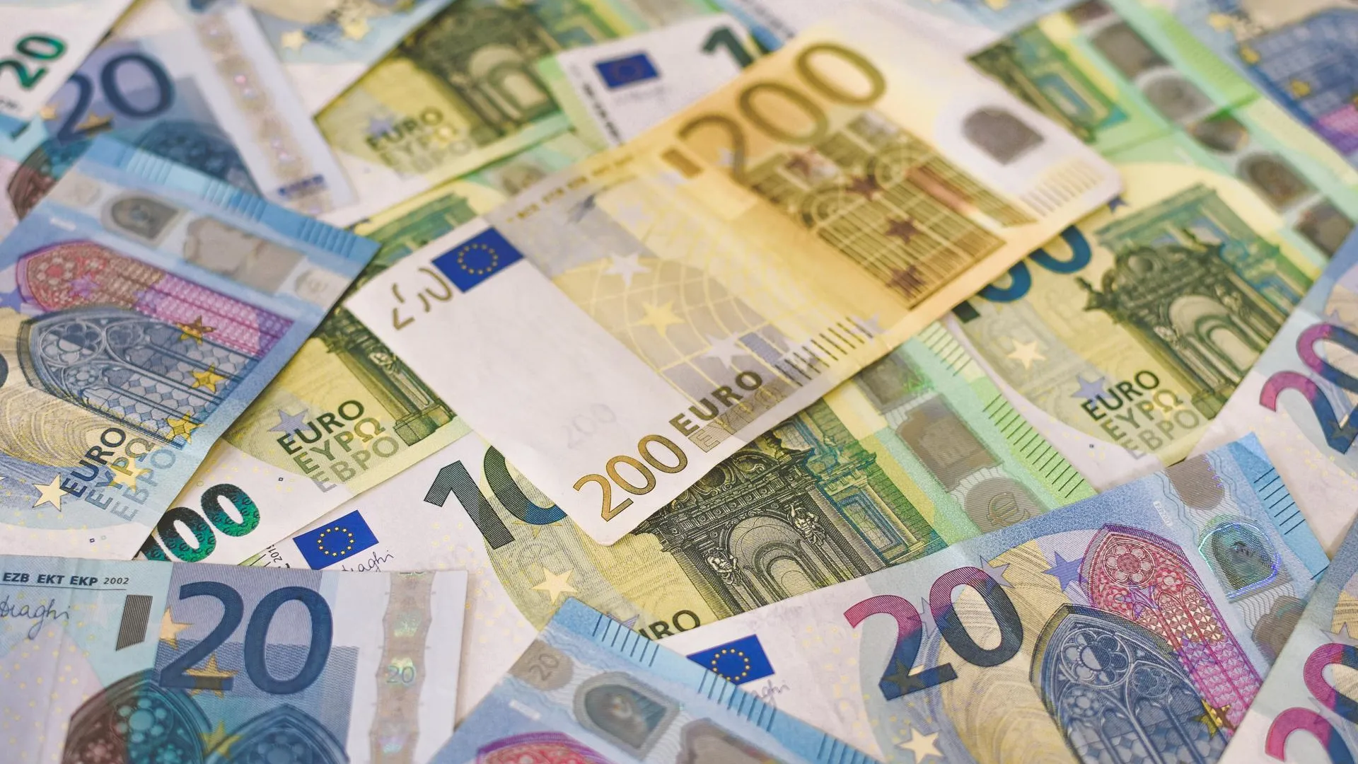 Евро упал ниже 100 рублей впервые с 21 декабря