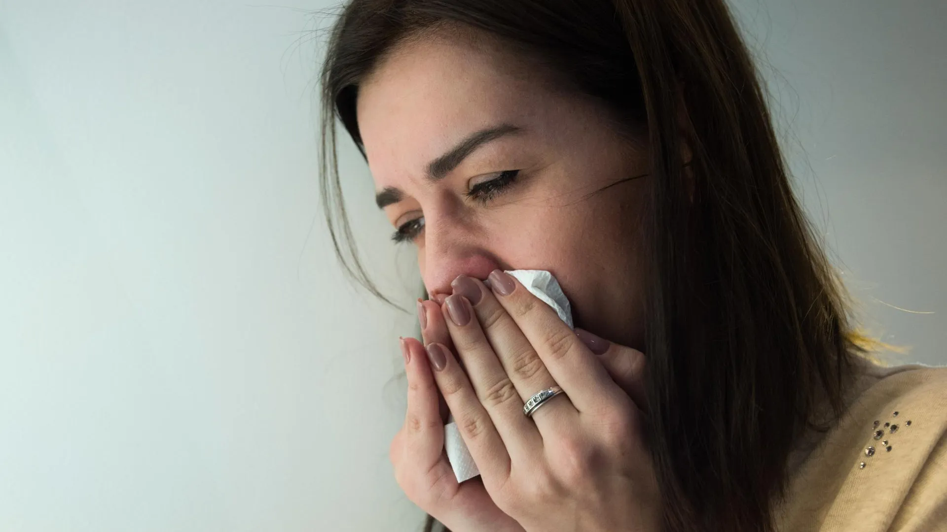 Терапевт Ионов перечислил способы отличить аллергический насморк от простудного