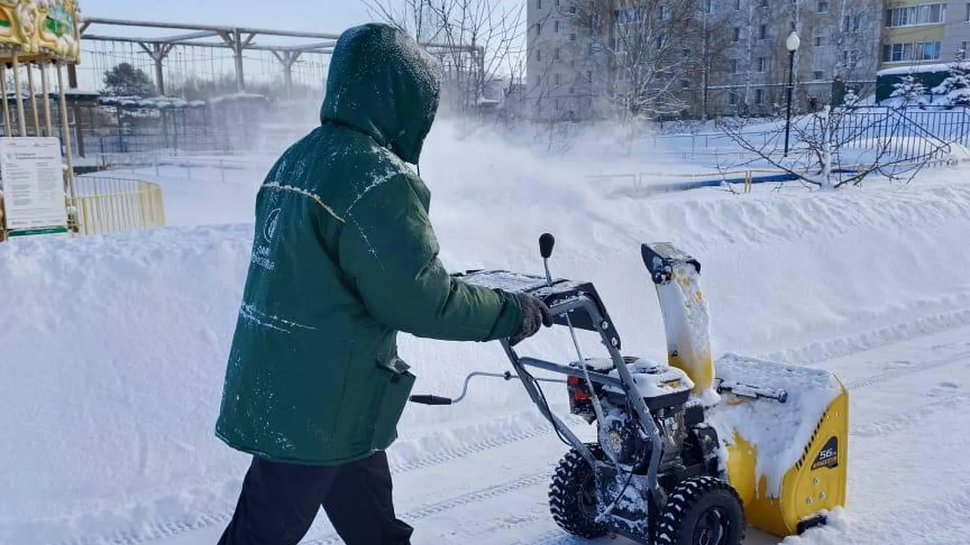 Более пятидесяти кубометров снега убрали в парках Подмосковья за неделю