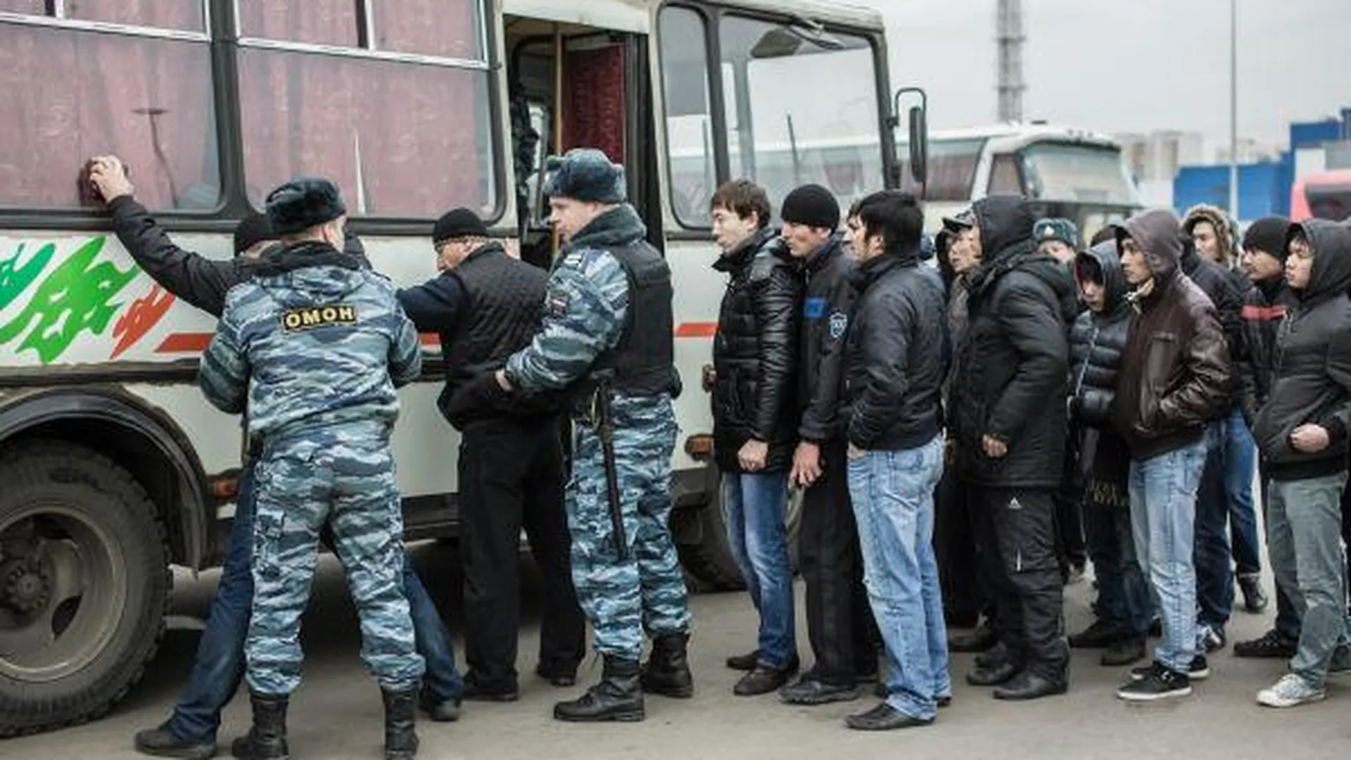 Свыше 400 мигрантов задержали в ходе рейда в Дмитровском районе