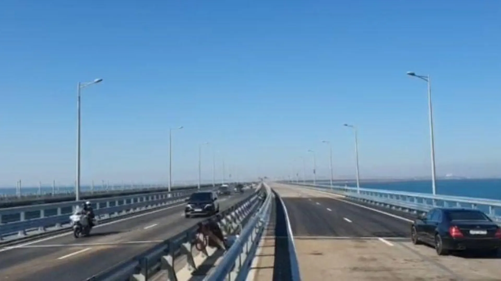 На Крымском мосту среди ночи экстренно перекрыли движение