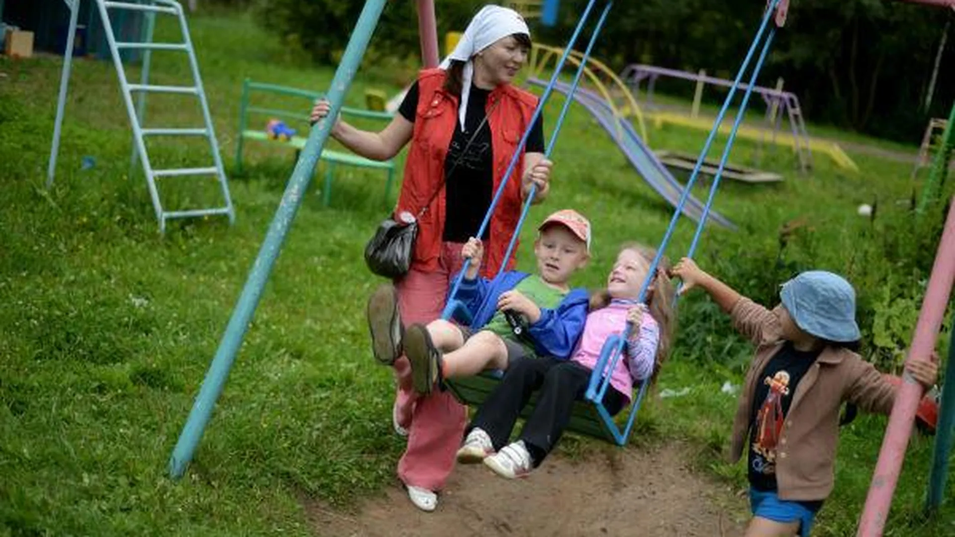 В Подмосковье за лето установят 50 детских площадок